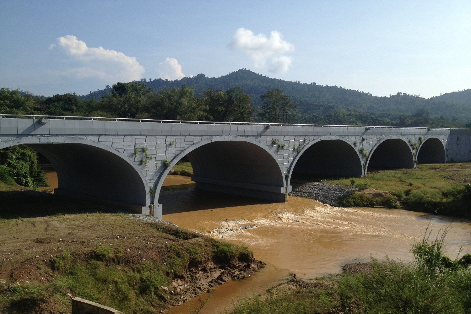 Arch bridge abutment